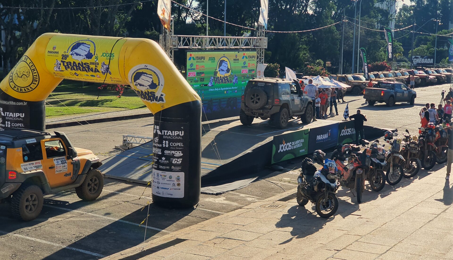 O palco da chegada do Rally Transparaná foi montado em frente ao Palácio Iguaçu, em Curitiba. Foto: Renyere Trovão