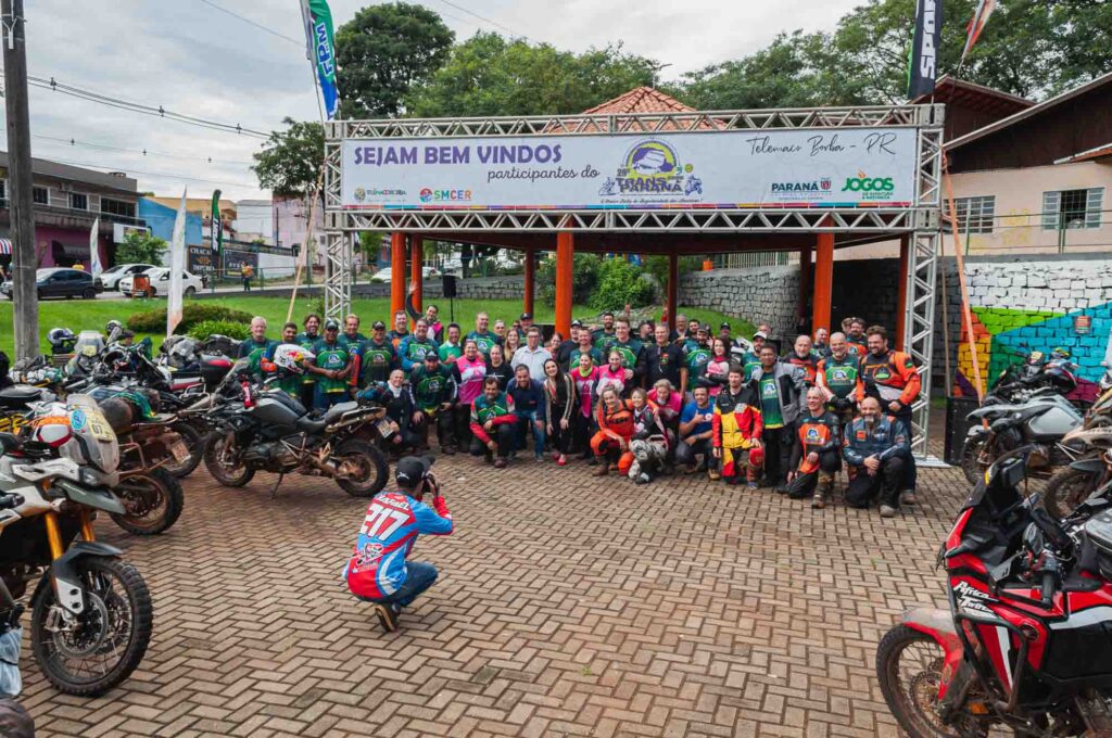 Participantes da categoria Motos posam para fotos durante a recepção em Telêmaco Borba. Foto: Prefeitura Telêmaco Borba / Divulgação