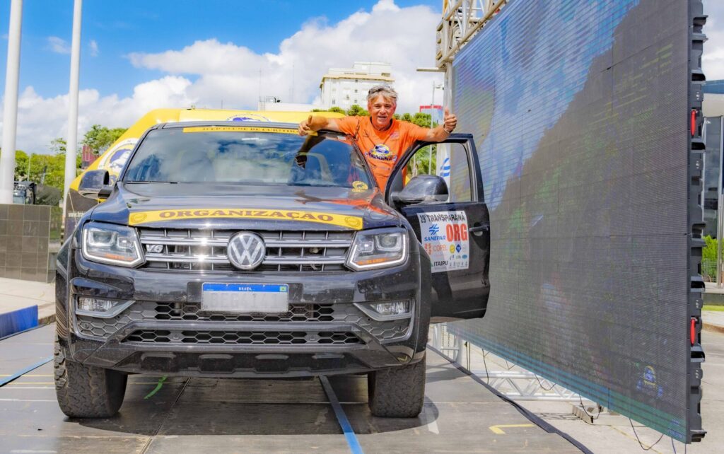 Liderci Cerqueira, presidente do Jeep Clube de Curitiba, no palco montado no Centro Cívico, em Curitiba. Foto: Dom Fotografia / Divulgação