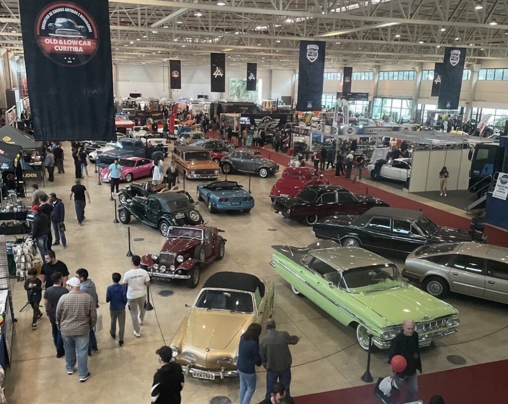 O visitante encontrou diversos produtos, de itens para incrementar o carro até itens para decoração da casa. Foto: Old & Low Car/ Instagram