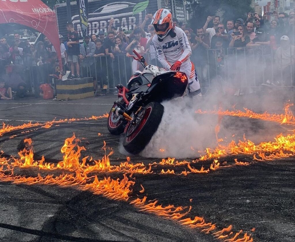 Acrobacia sobre duas rodas movimentou a área externa do pavilhão no Barigui. Foto: Divulgação