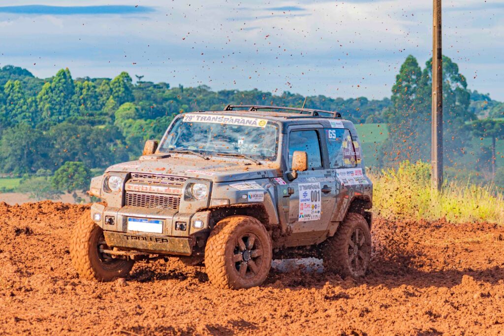 Estradas rurais, com bastante barro, são a marca registrada no trajeto do Transparaná. Foto: Dom Fotografia / Divulgação
