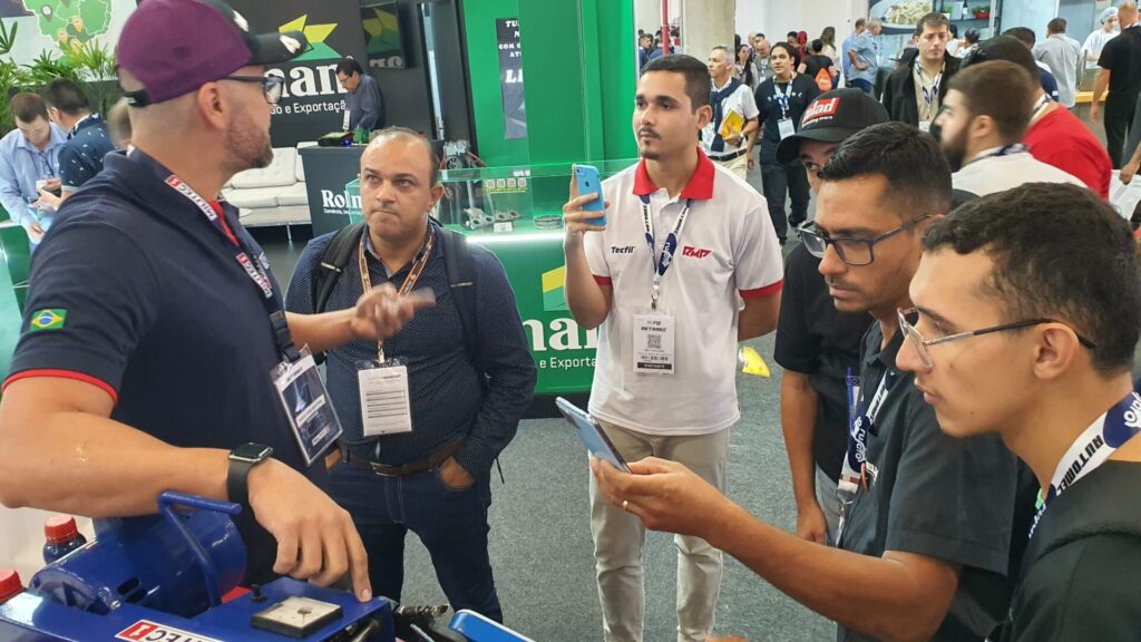 O vendedor Jessé Cunha (ao centro, de branco) registra a demonstração de Diego Vieira, da equipe do distribuidor da MILITEC Brasil. Foto: Renyere Trovão