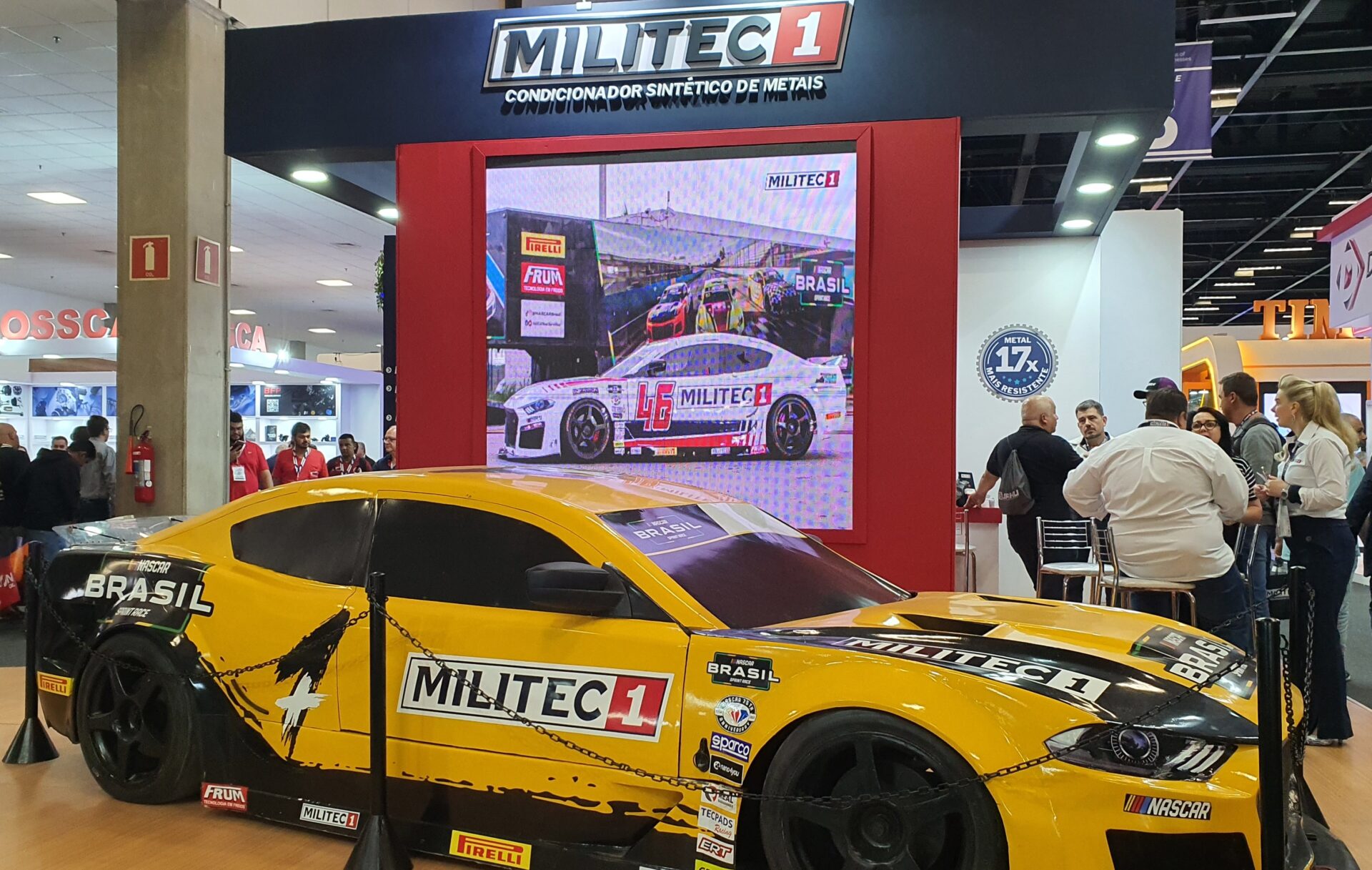 O estande da MILITEC Brasil na Automec 2023 teve a exposição do carro-madrinha da Nascar Brasil. Foto: Renyere Trovão