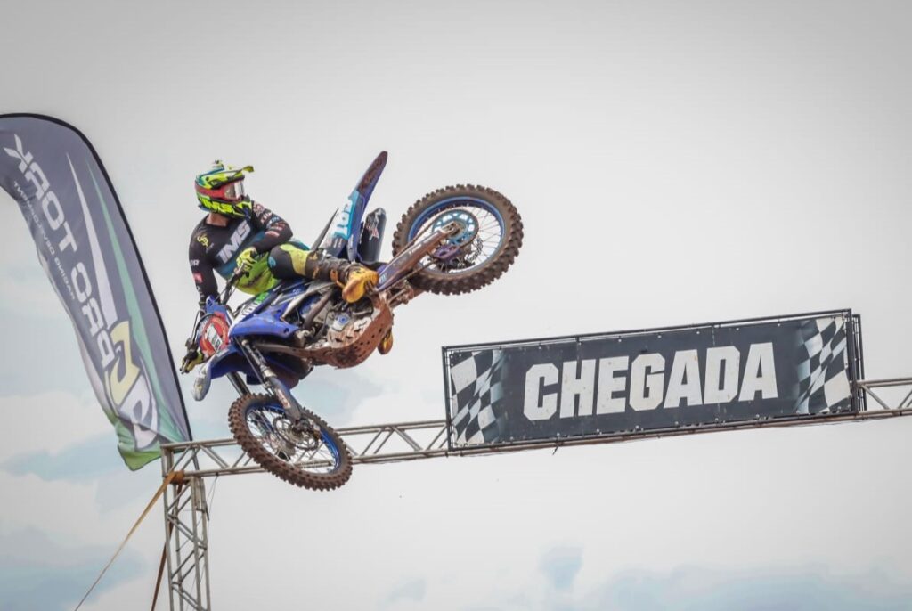 Dudu Volpato acelera com MILITEC 1 no Motocross para cuidar do moto e aumentar a potência. Foto: Photofoes