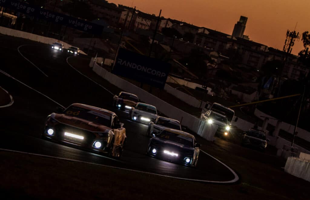 O grau de dificuldade alto em correr à noite exige mais braço dos pilotos. Foto Luciano Santos/ SiGCom