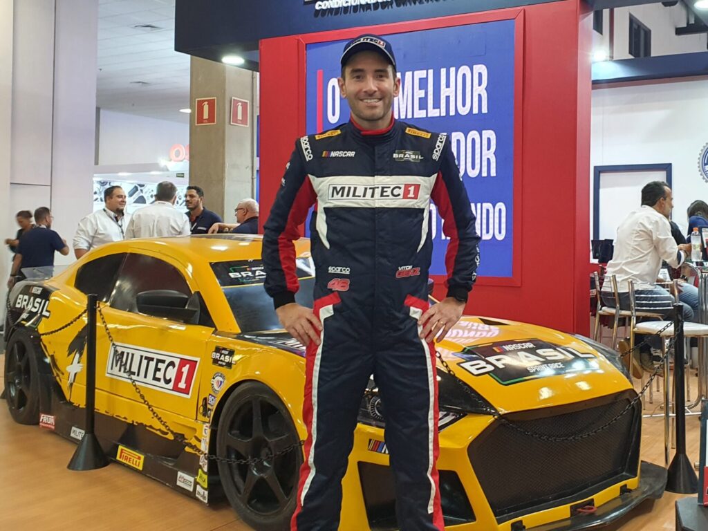 Piloto MILITEC 1 na Nascar Brasil: o gaúcho Vitor Genz posa de macacão novo durante a Automec 2023. Foto: Renyere Trovão
