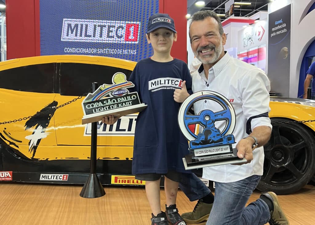 Léo e os seus troféus, ao lado de Paulo Germando, diretor da MILITEC Brasil, durante a Automec 2023, em abril. Foto: Divulgação