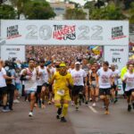 O “Erastinho” saúda os participantes durante a The Hardest Run. Foto: Marcelo Andrade/ Divulgação