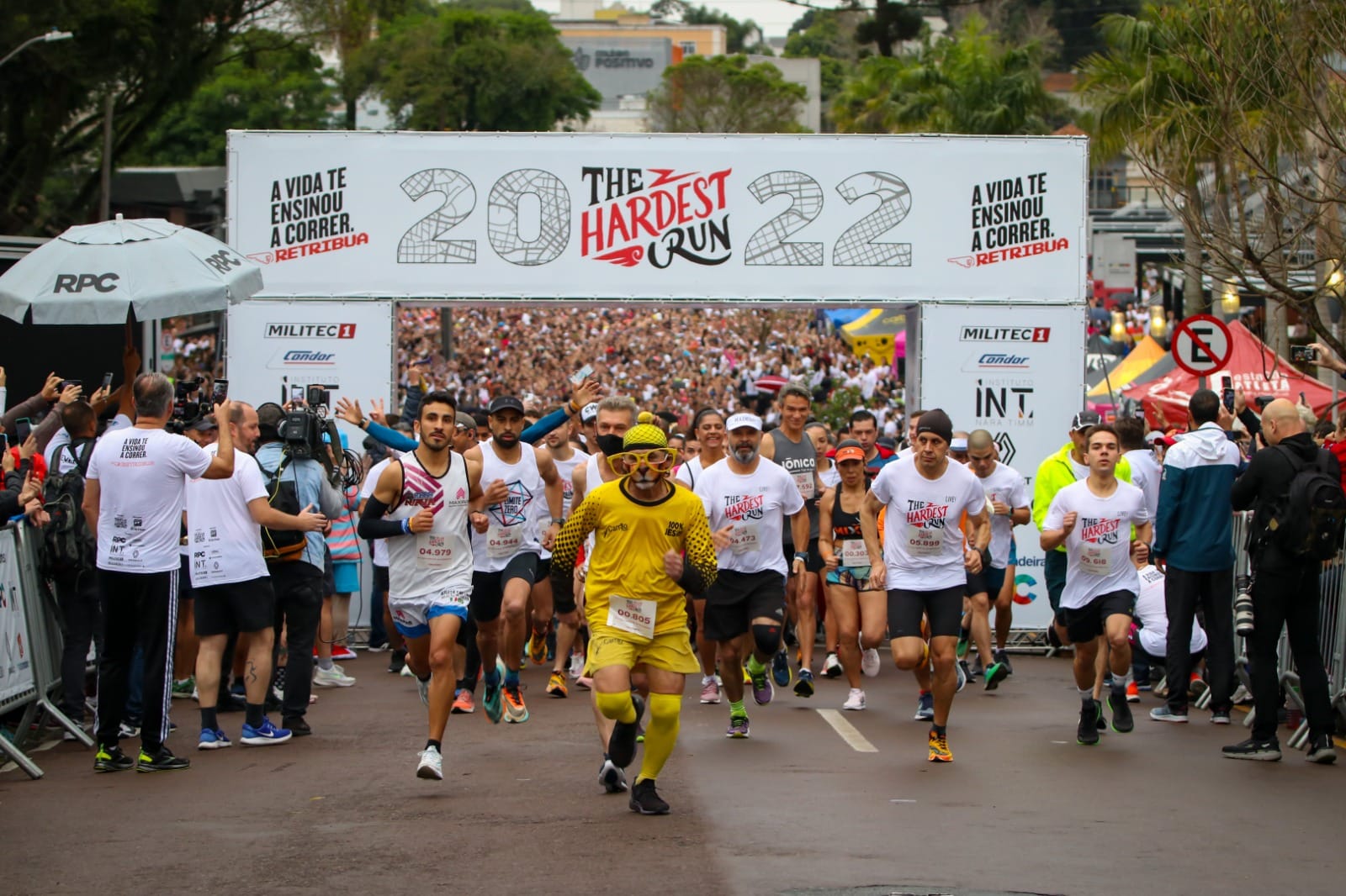 O “Erastinho” saúda os participantes durante a The Hardest Run. Foto: Marcelo Andrade/ Divulgação