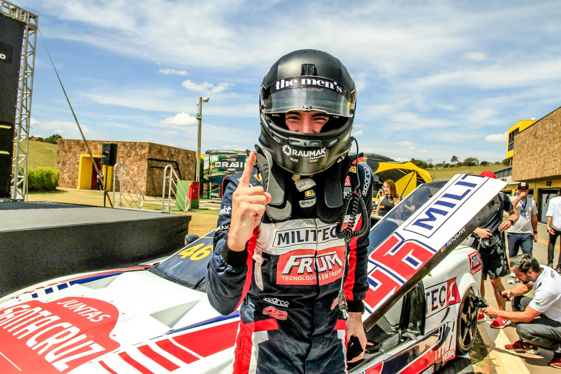 O piloto Vitor Genz comemora o primeiro título na NASCAR Brasil. Foto: Luciano Santos/ SiGCom