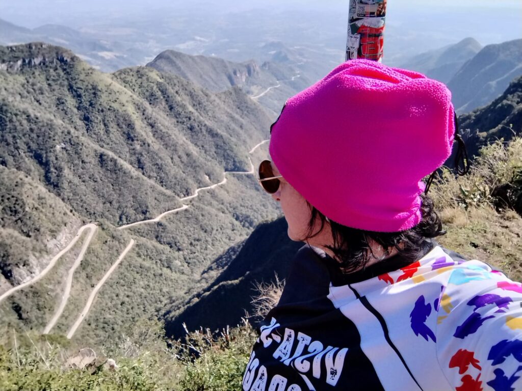 A sinuosa pista da Serra do Rio do Rastro, um convite para quem aprecia viajar sobre duas ou quatro rodas. Foto: Filhas do Vento/ Divulgação