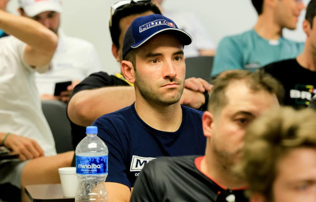 Vitor Genz durante o briefing dos pilotos para a Special Edition, em Mogi Guaçu (SP). Foto: Luciano Santos/ SiGCom