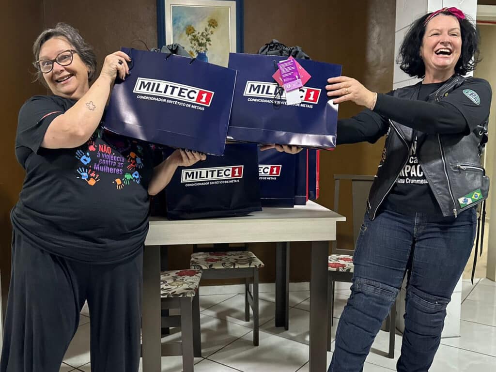 Entrega dos kits da MILITEC Brasil às participantes da expedição 2023 do Agosto Lilás. Foto: Filhas do Vento/ Divulgação