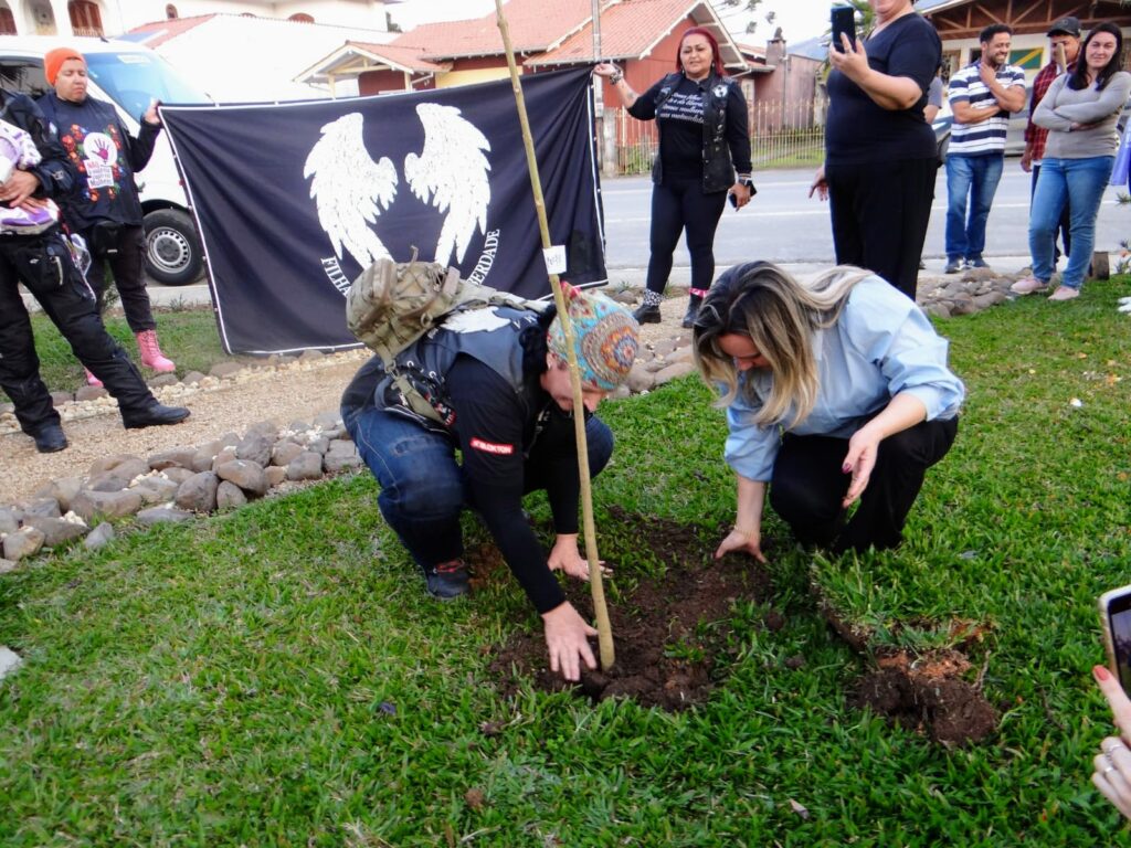 A missão da Confraria também é realizar o plantio de árvores, como ocorreu em Urubici, e a distribuição de sementes. Foto: Filhas do Vento/ Divulgação