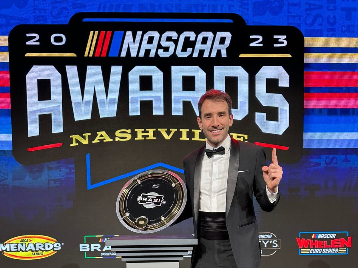 O gaúcho Vitor Genz exibe o troféu recebido no NASCAR Awards 2023, nos EUA. Foto: NASCAR/ Divulgação