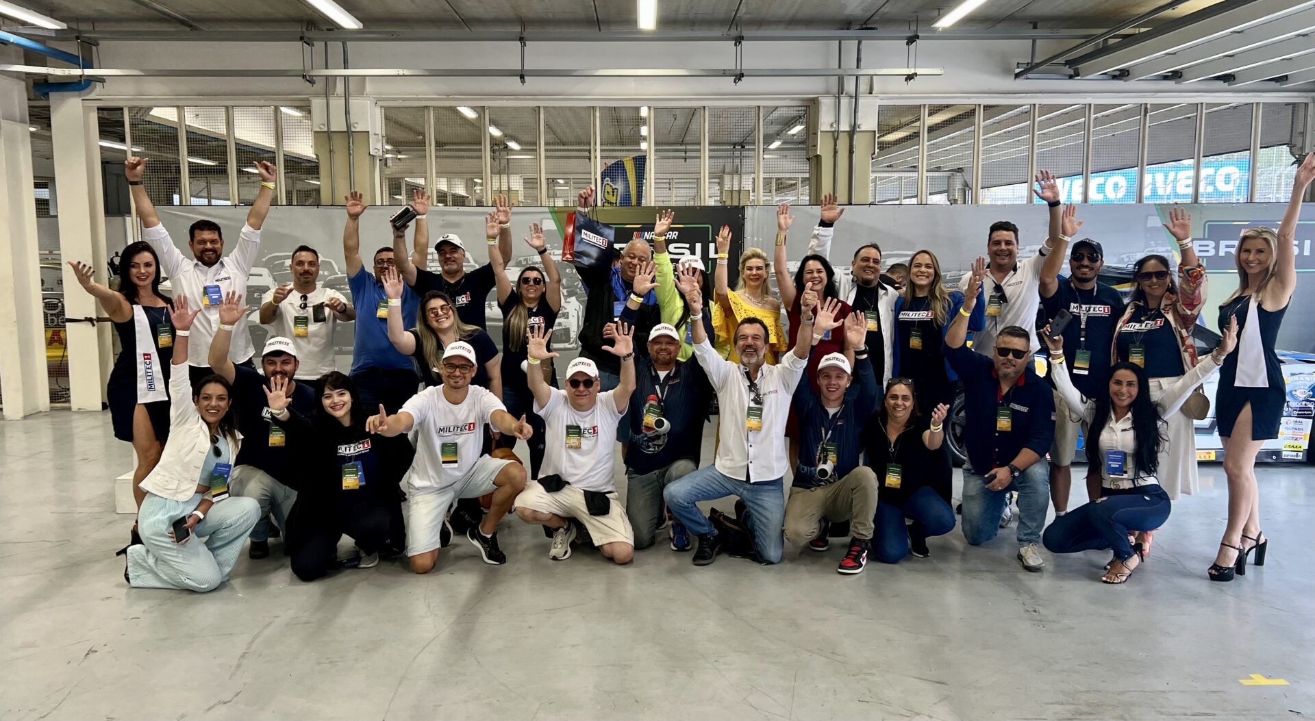 O grupo que fez parte do Militec Day posa para a foto oficial nos boxes de Interlagos. Foto: Divulgação