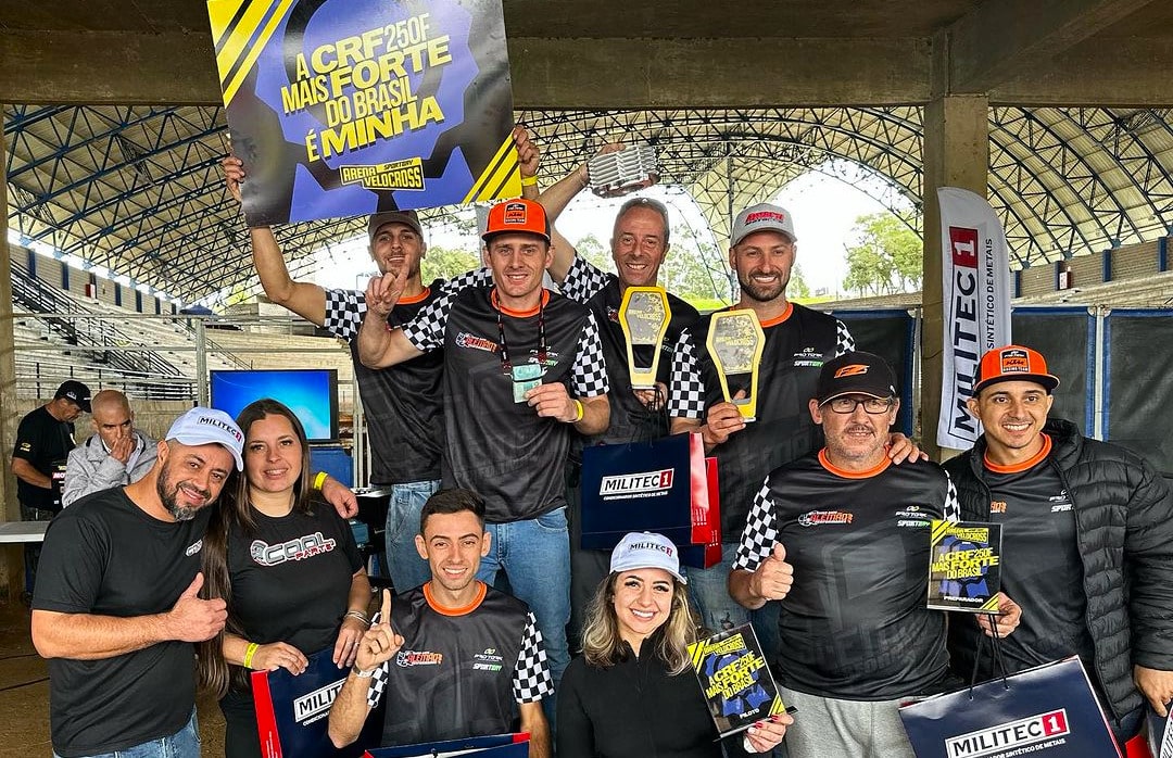 William Wink, com o colar de dinheiro, no pódio com a equipe na comemoração do título. Foto: Instagram/ Reprodução