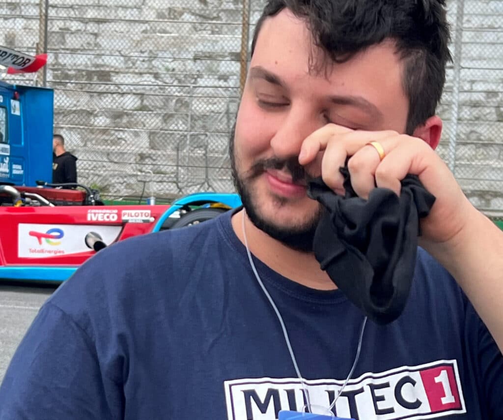 Gabriel Ribeiro não contém as lágrimas de emoção após a volta rápida num carro da NASCAR Brasil. Foto: Divulgação