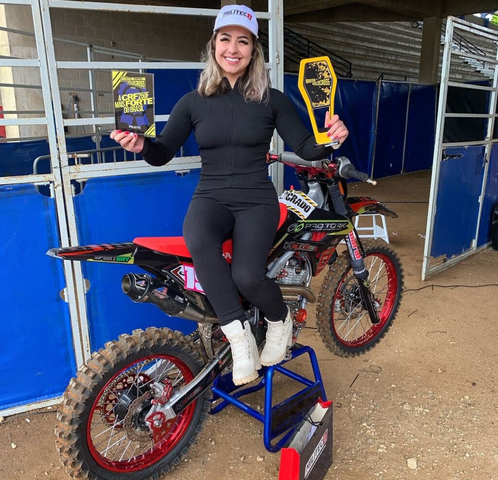 Bia Machado, de apenas 18 anos, em cima da moto vencedora no Desafio do Dinamômetro. Foto: Instagram/ Reprodução