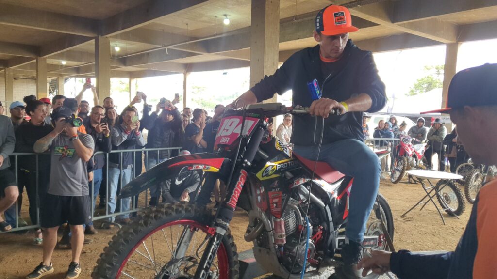 O próprio preparador Alemão acelerou a sua moto, pilotada por Bia Machado, na tomada de potência. Renyere Trovão