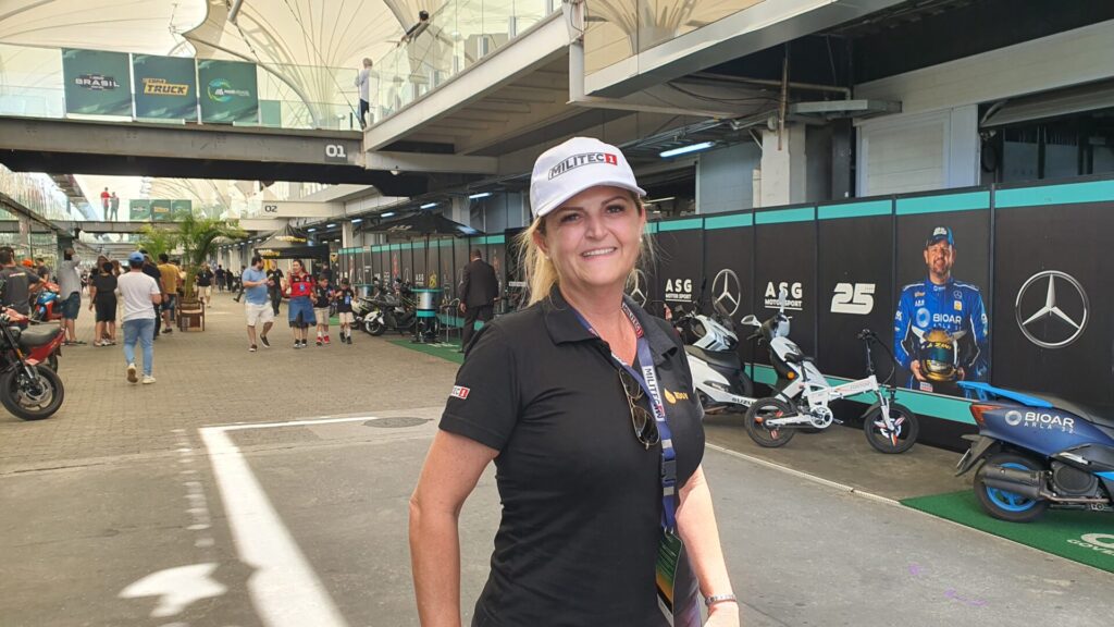 A distribuidora Simone Gaeta, da Rei do Óleo, na área de circulação de convidados, atrás dos boxes. Foto: Renyere Trovão