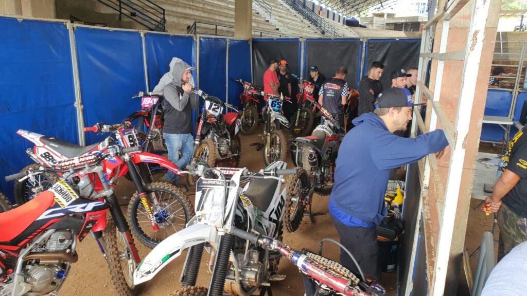 Parque fechado com as motos participantes do primeiro Desafio do Dinamômetro. Foto: Renyere Trovão