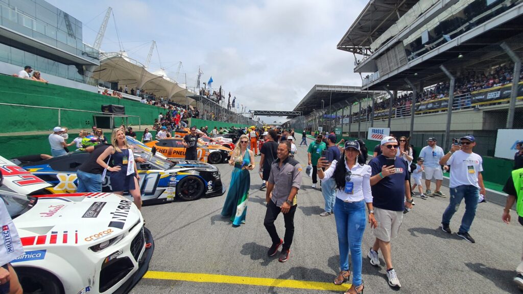 Os convidados do MILITEC Day puderam conferir os carros da NASCAR no grid de largada. Foto: Renyere Trovão