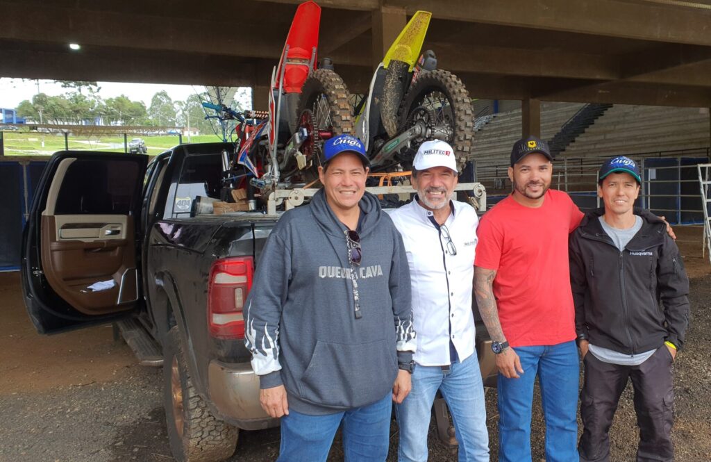 Equipe de Bonito (MS), com Paulo Germano (camisa branca), sócio da MILITEC Brasil, foi a que veio da cidade mais distante. Foto: Renyere Trovão