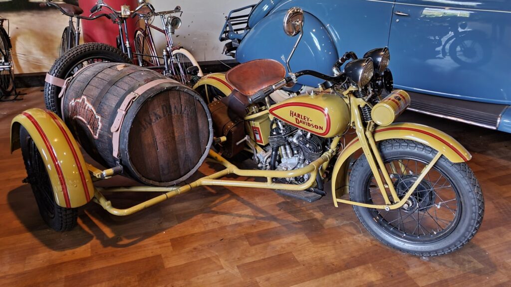 Harley-Davidson no Museu do Automóvel de Curitiba com sidecar usado para o transporte de bebidas. Foto: Renyere Trovão
