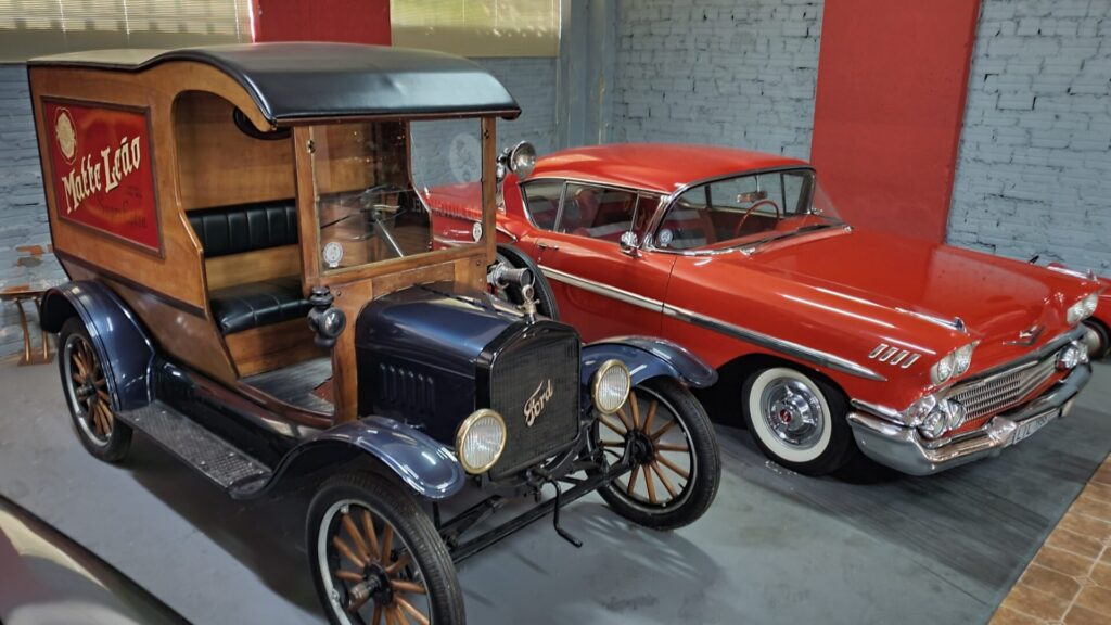 Ford T Delivery Van ao lado da primeira geração do Chevrolet Impala Coupé. Foto: Renyere Trovão