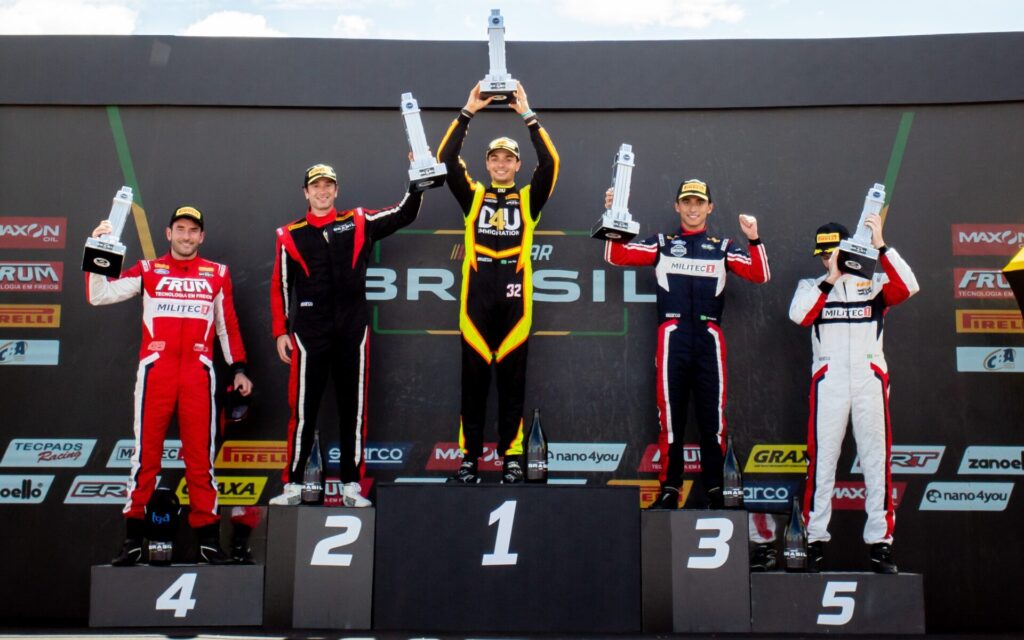 Vitor Genz (quarto), Rafa Dias (terceiro) e Alex Seid (quinto) durante o pódio da primeira corrida. Foto: Cleiton Medeiros/ SIGCom