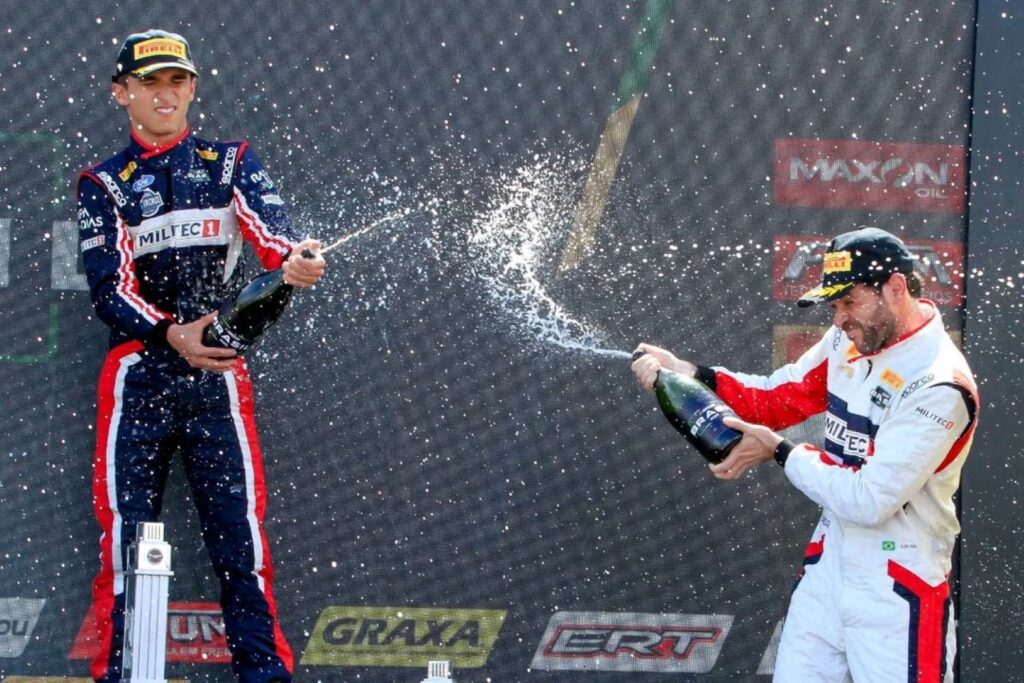 Rafa Dias e Alex Seid comemoram o pódio na primeira corrida. Cleiton Medeiros/ SIGCom