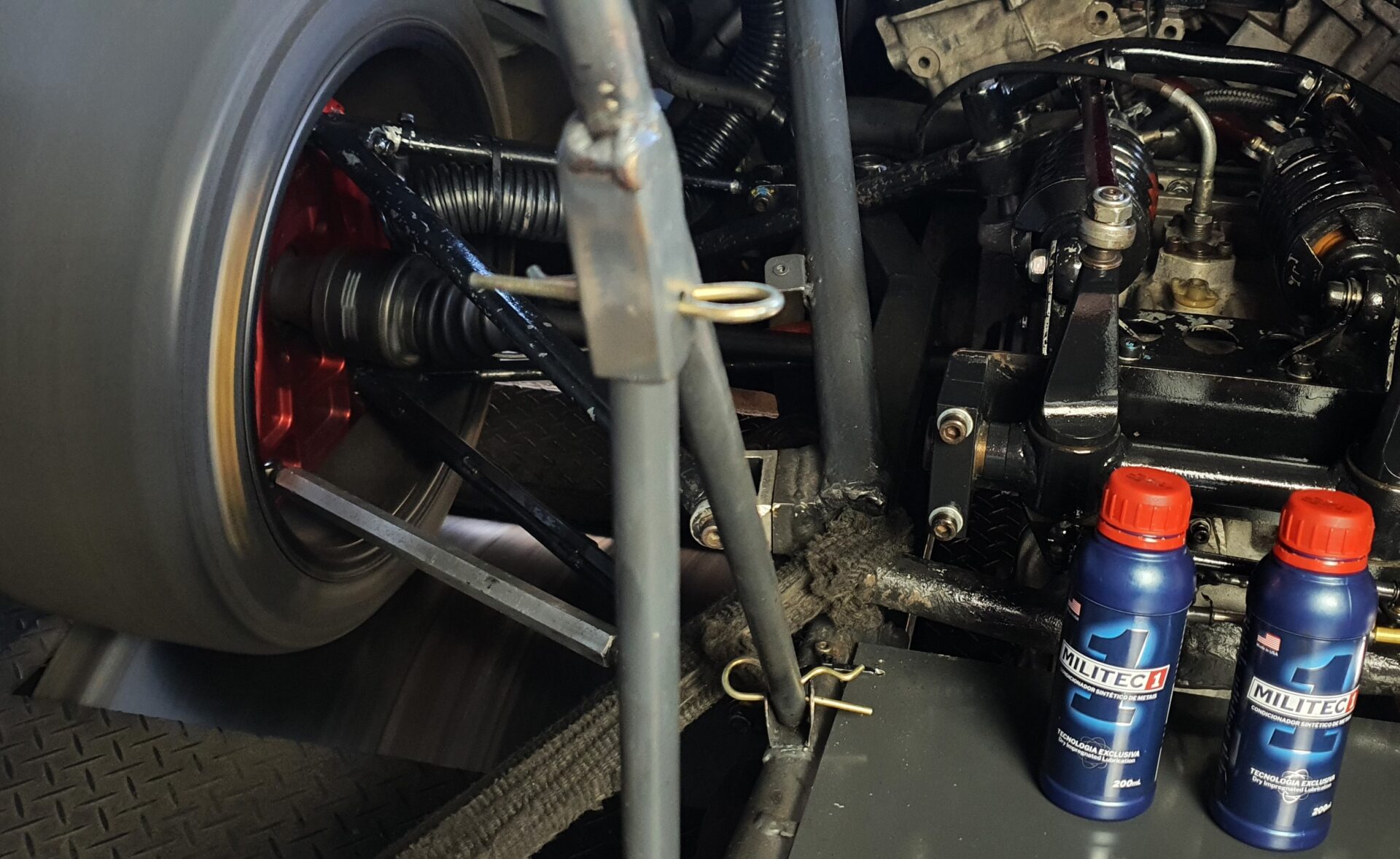 Para o teste no dinamômetro, foram usados dois frascos de 200 ml de MILITEC 1. Foto: Renyere Trovão.