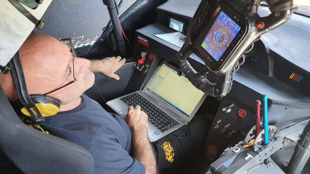 O preparador de motores Ricardo Righi aferiu os resultados com MILITEC 1. Foto: Renyere Trovão.