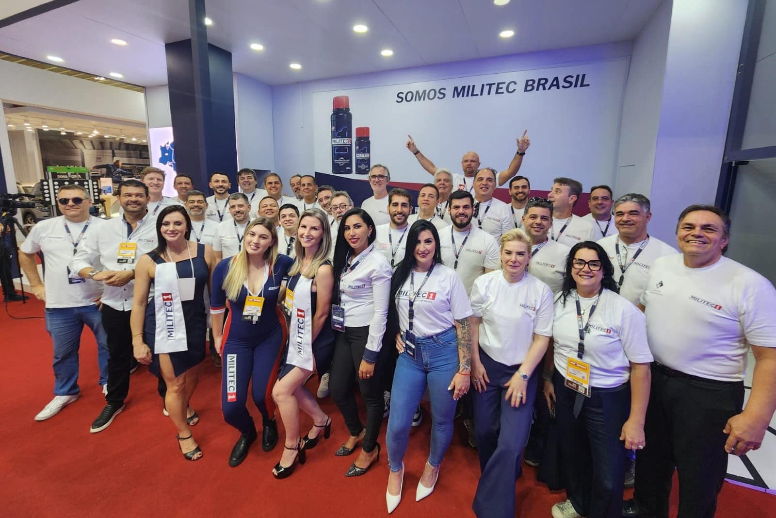 Distribuidores e equipe MILITEC Brasil em frente ao estande na Autopar 2024, em Pinhais. Foto: Creative Group/ Divulgação