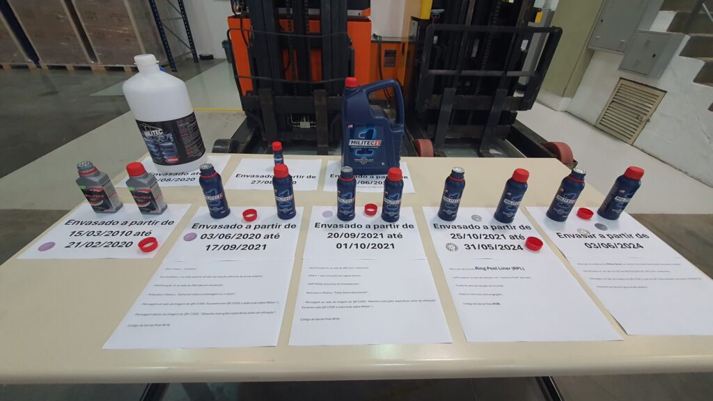 Bancada mostra a evolução dos frascos de MILITEC 1 até o modelo atual. Foto: Renyere Trovão