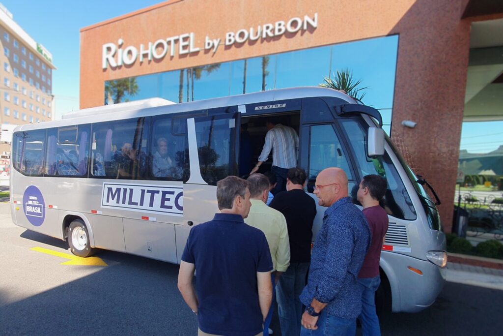 Ônibus personalizado da MILITEC Brasil fez o deslocamento dos gestores nas visitas e jantares. Foto: Renyere Trovão