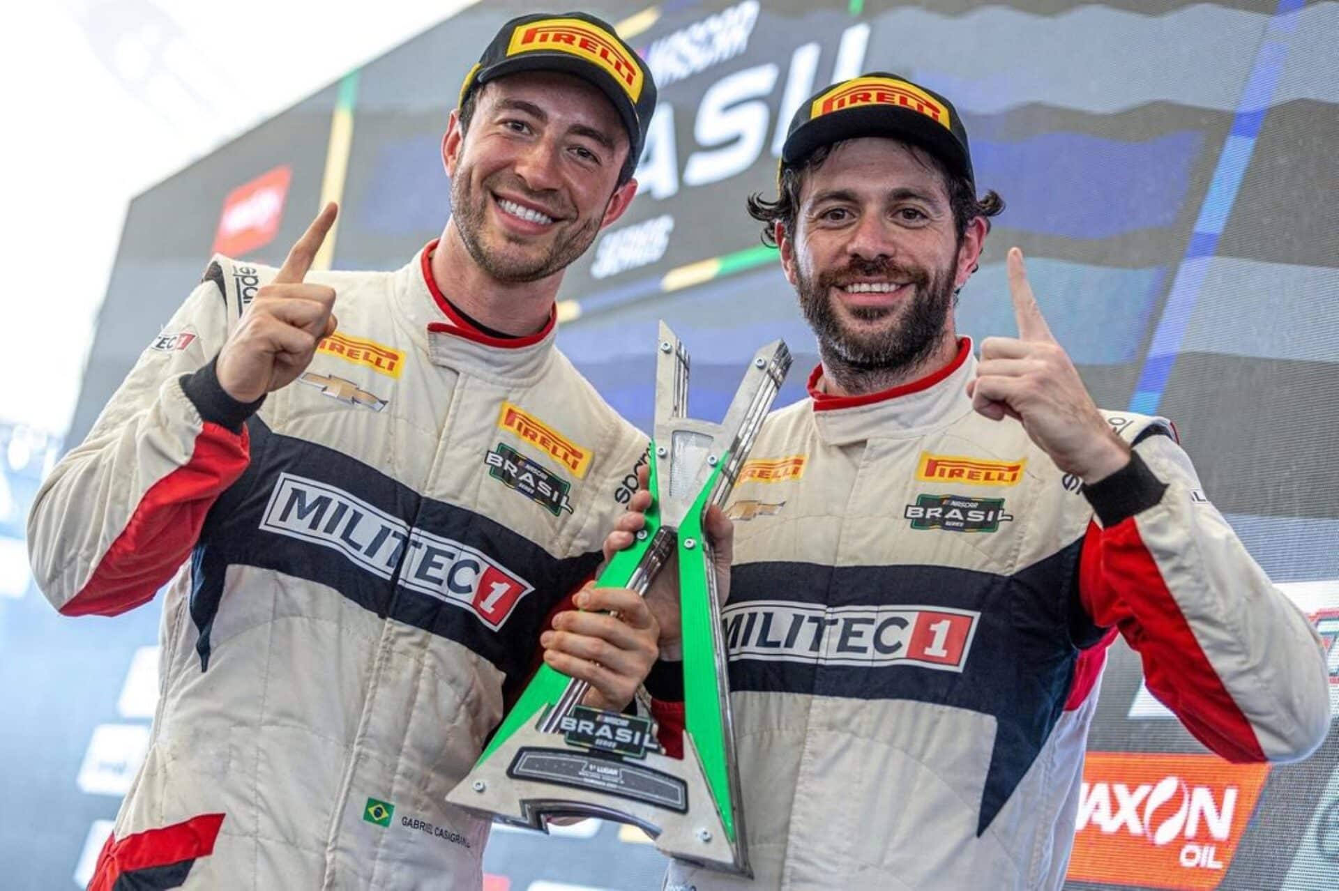 Casagrande (esq.) e Seid exibem o troféu de primeiro lugar na etapa de estreia da Special Edition, em Interlagos. Foto: Rodrigo Guimarães HD