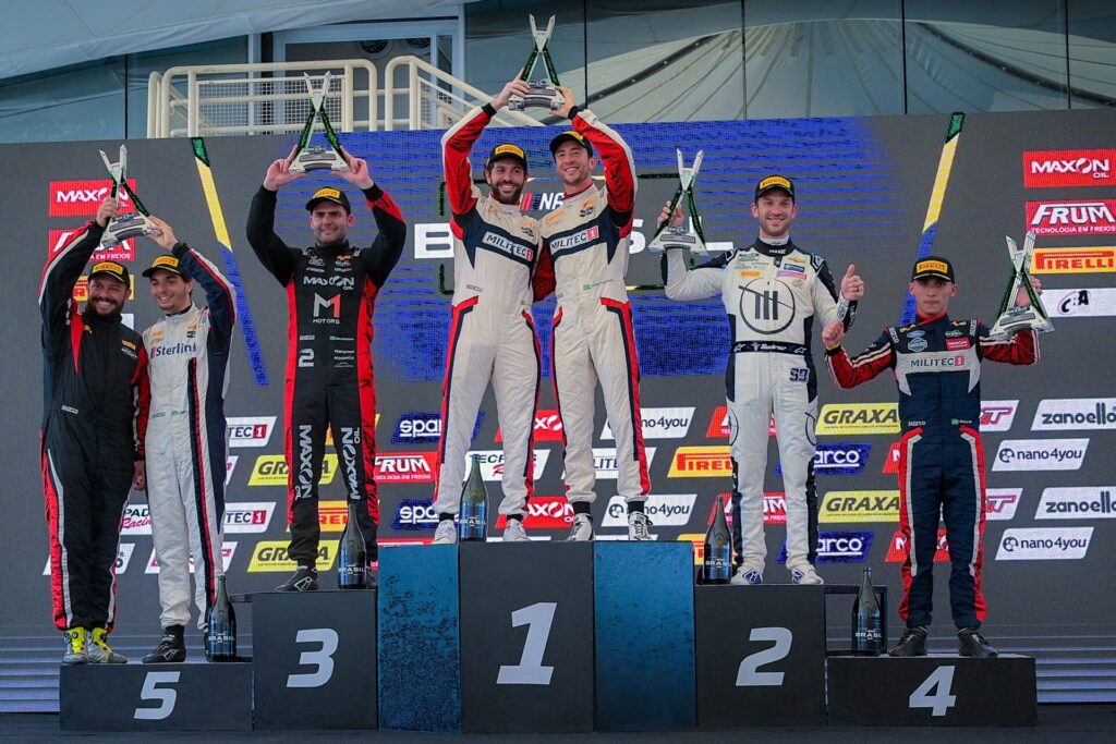 O topo do pódio: Gabriel Casagrande e Alex Seid, pilotos MILITEC 1, dominam a etapa de Interlagos. Foto: Renyere Trovão