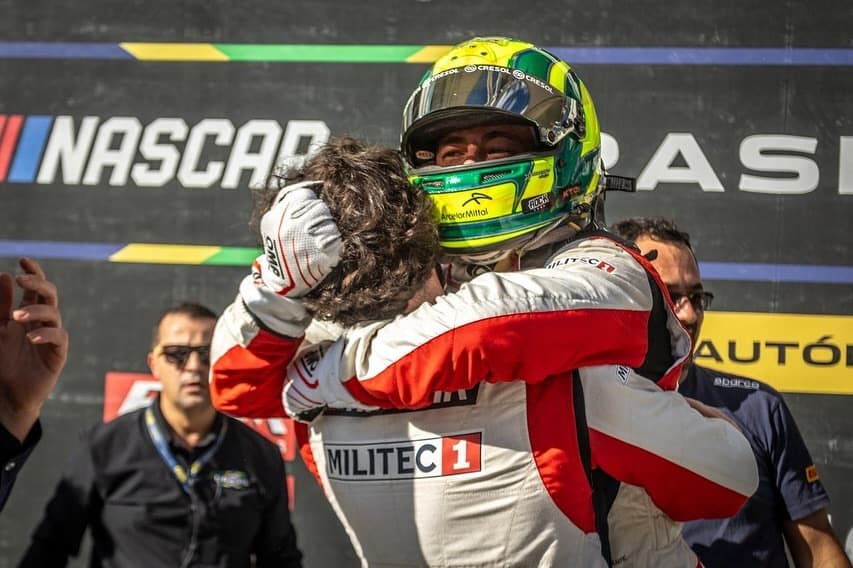 Seid e Casagrande se abraçam após a vitória do paranaense na corrida 3. Foto: Rodrigo Guimarães HD