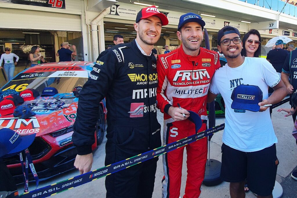 Vitor Genz (ao centro), piloto MILITEC 1, recebendo os fãs durante a visitação ao box. Foto: Renyere Trovão