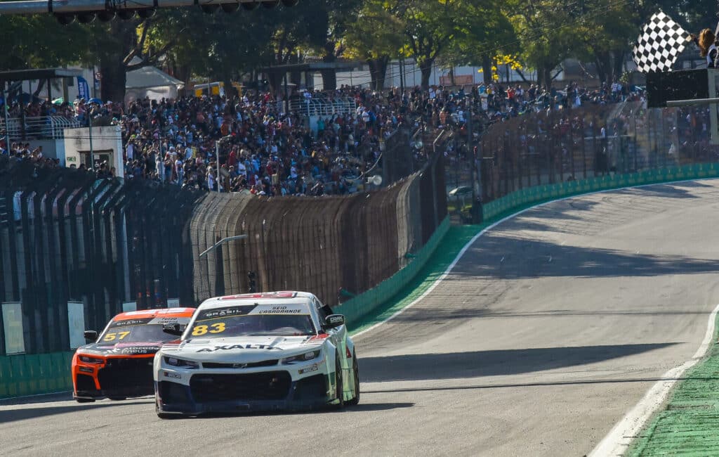 Casagrande recebe a bandeirada após uma disputa intensa com Julio Campos e Daniel Suárez. Foto: Clayton Medeiros e Luciano Santos/ SIGCom