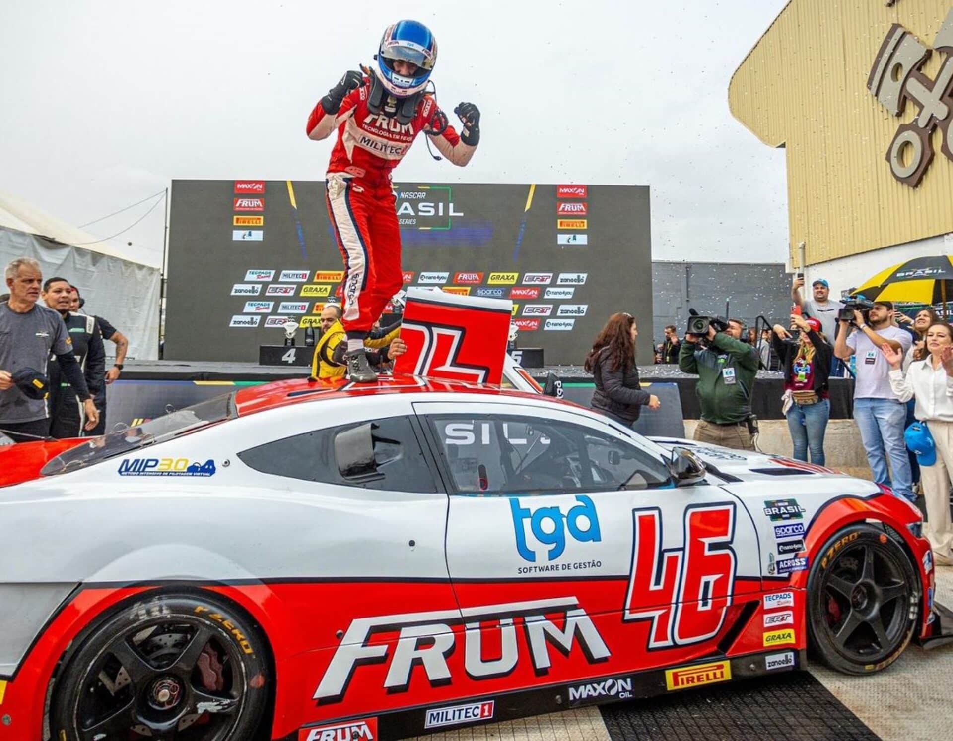 Vitor Genz comemora a vitória no segundo estágio das 100 Milhas de Cascavel. Foto: Rodrigo Guimarães/ HD