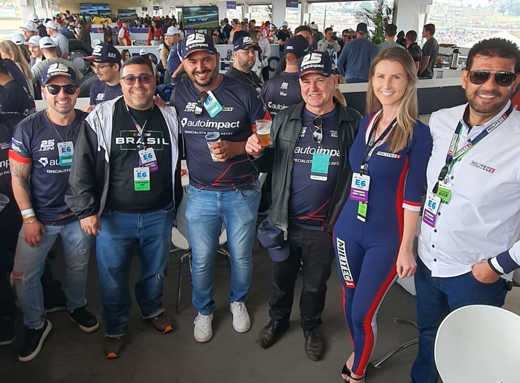 Andrei (1º à esq.) e o pai Vilmar Zornitta (4º da esq. para dir.), da Cascafil Óleo e Lubrificantes, ao lado de convidados e representantes da MILITEC Brasil. Foto: Renyere Trovão