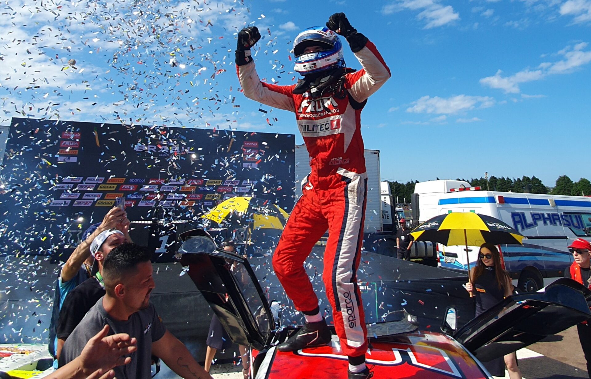 Vitor Genz comemora o título do Campeonato Nacional da NASCAR Brasil, em Tarumã (RS). Foto: Renyere Trovão