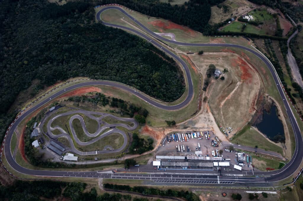 O circuito de Tarumã, em Viamão (RS), é conhecido como o “Templo da Velocidade”, pelas retas e curvas de alta. Foto: Duda Bairros/ Divulgação/ Copa Truck