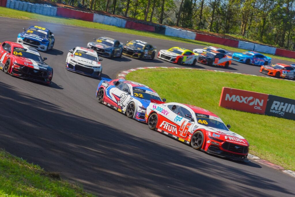 Vitor Genz, carro 46, e a dupla Casagrande e Seid, carro 83, duelaram pelo título até a última corrida. Foto: Renyere Trovão