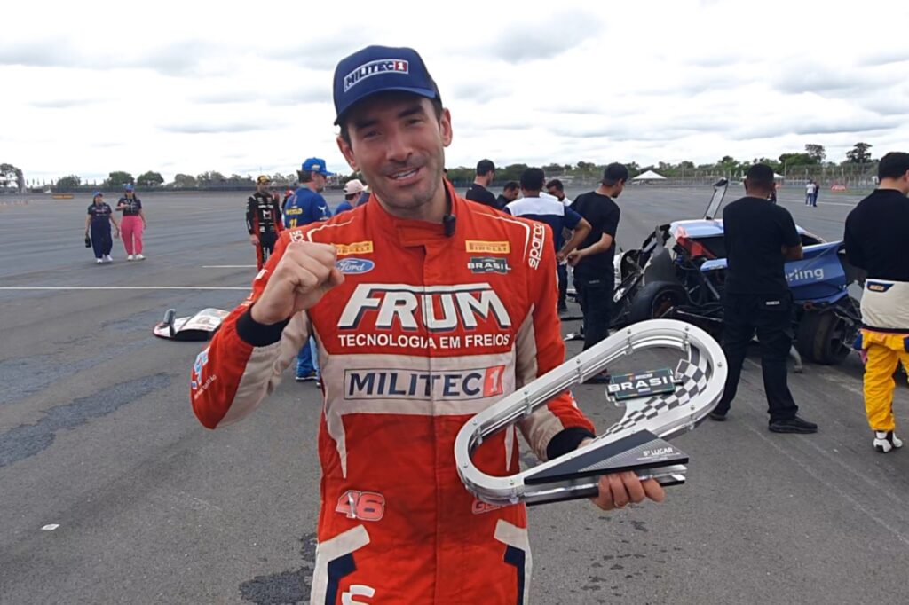 Vitor Genz exibe o troféu ganho em Curvelo (MG), onde fez história ao cravar a primeira pole do inédito circuito oval. Foto: Renyere Trovão