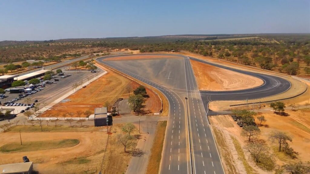 A pista oval do Circuito dos Cristais tem 1.250 metros de comprimento e uma curva com inclinação de 16 graus. Imagem: Reprodução/YouTube/@marconesouza8172